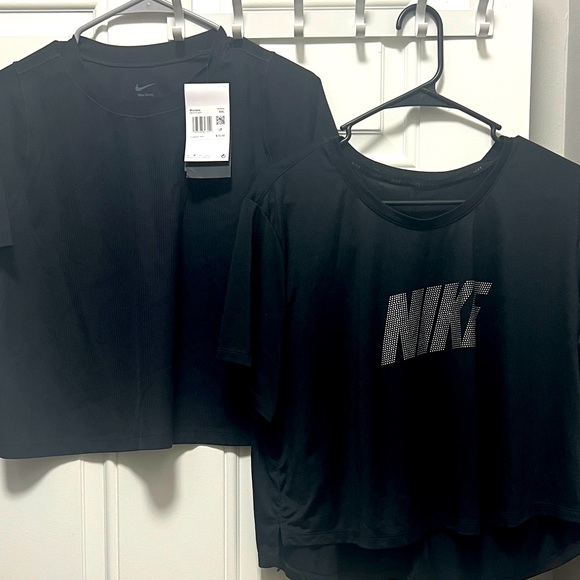 2 blk Nike Graphic crop XL T-Shirts Duo $18 for 2 blk NWT says XXLit’s tight XL - Picture 1 of 5